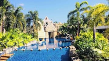 3 outdoor pools, pool umbrellas, sun loungers