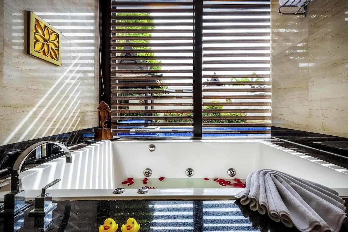 1 habitación, caja de seguridad en la habitación y escritorio