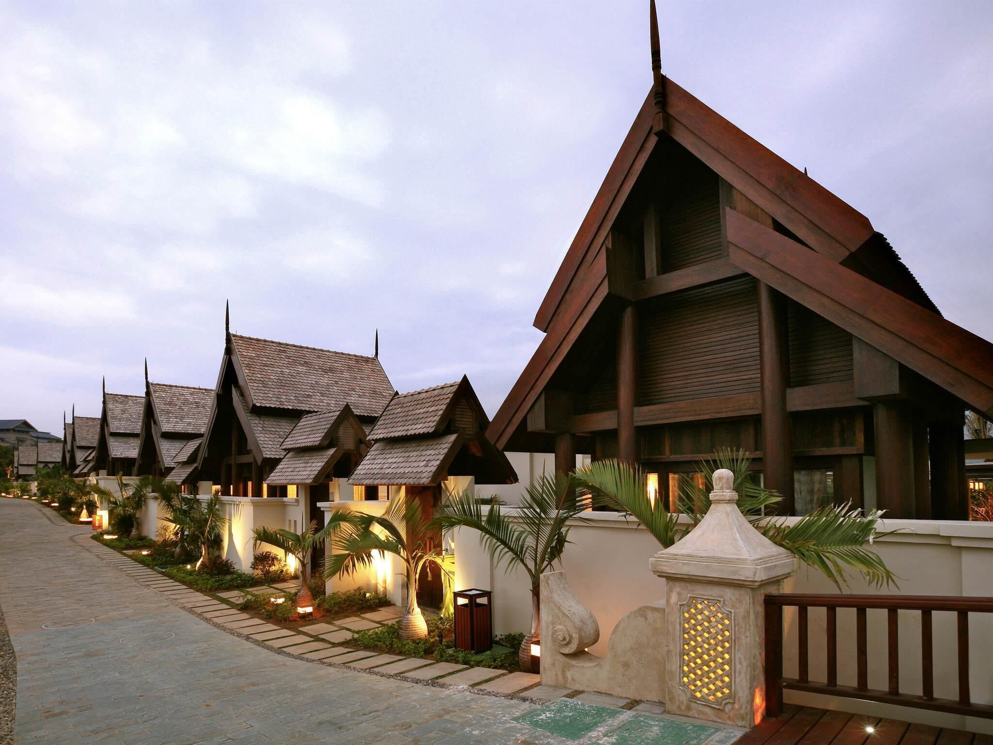 Villa, 1 cama matrimonial, alberca privada (Myanmar Style) | 1 habitación, caja de seguridad en la habitación y escritorio 