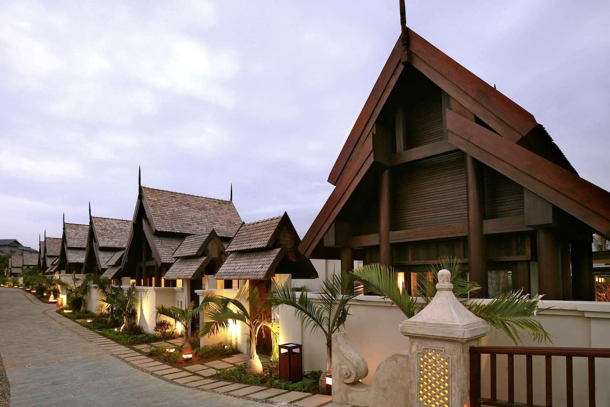 Villa, 1 cama matrimonial, alberca privada (Myanmar Style) | 1 habitación, caja de seguridad en la habitación y escritorio
