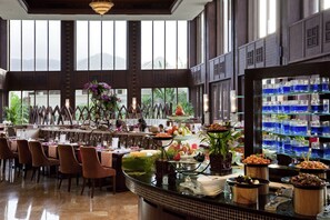 3 restaurants, breakfast, lunch, dinner served; Chinese cuisine