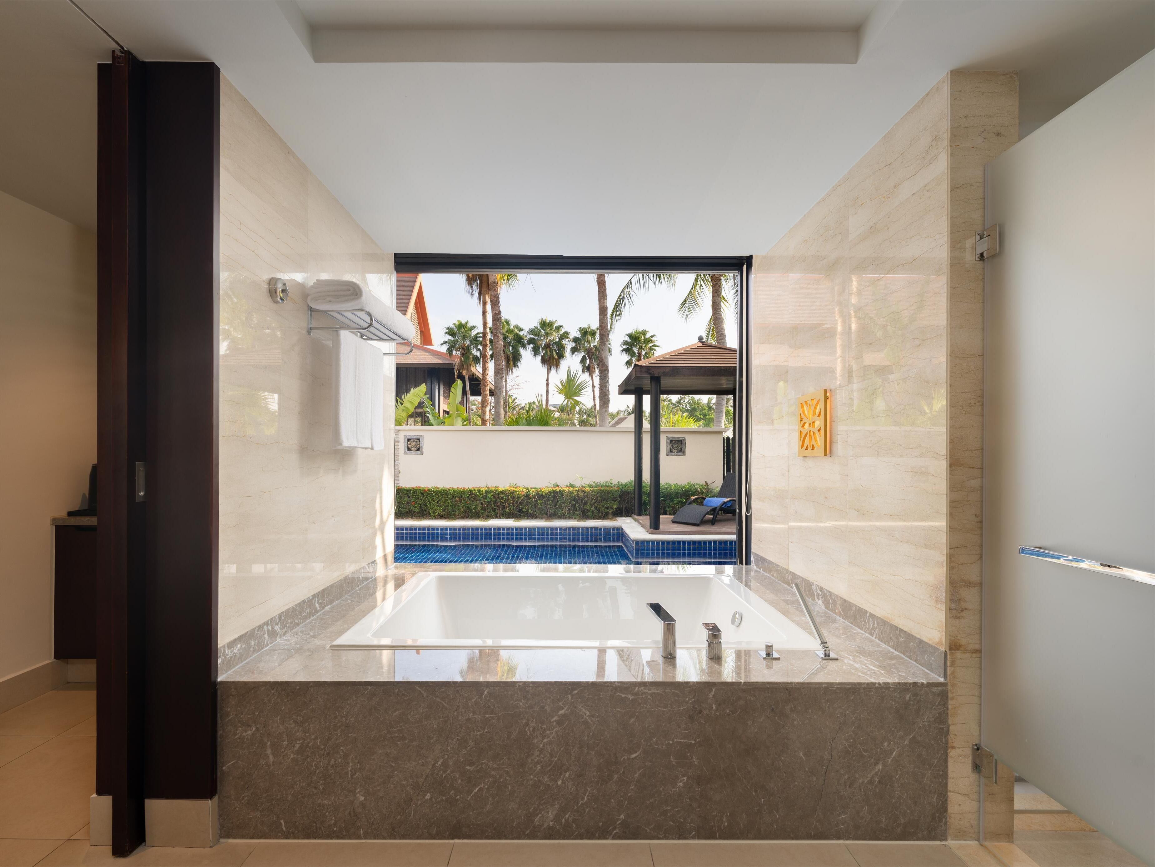 Villa, 2 habitaciones (Majestic) | Baño | Bañera y ducha independientes y cabezal de ducha tipo lluvia