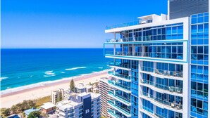 Ein modernes Hotel mit mehreren Balkonen mit Blick auf Strand und Meer.