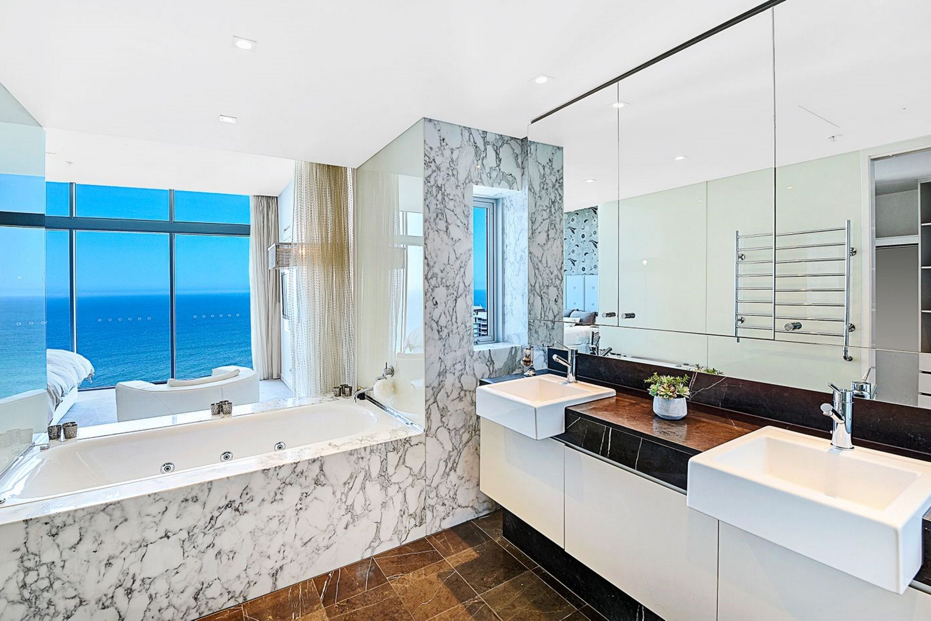 Artique Surfers Paradise — image 11