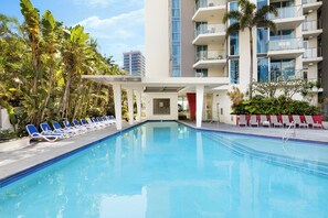 Outdoor pool, pool loungers - Artique Surfers Paradise (Surfers Paradise)