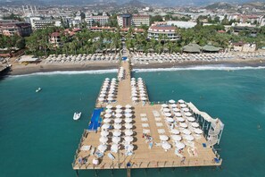 Private beach, sun loungers, beach umbrellas, beach towels - Saphir Hotel & Villas (Alanya)