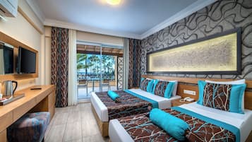 Ett hotellrum med en säng, ett skrivbord, en tv och utsikt över omgivningarna.