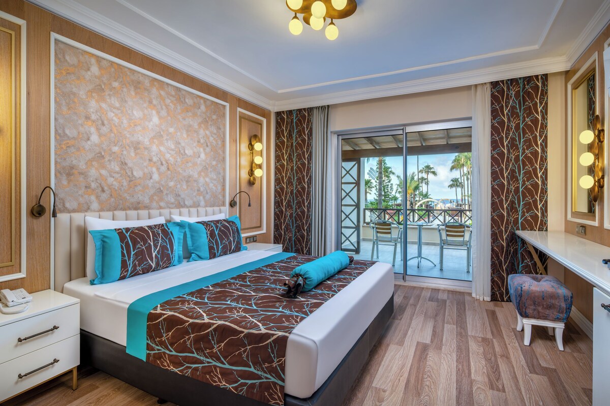 Villa Senior Deluxe Room | Minibar (free items), in-room safe, bed sheets
