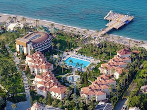 A resort with a central pool, beach access, and multiple buildings with red-tiled roofs. - Saphir Hotel & Villas - All inclusive (Alanya)