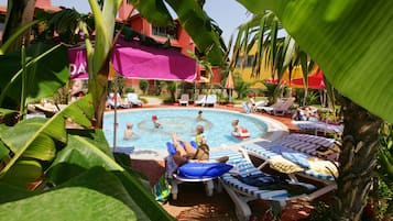Een binnenzwembad, 2 buitenzwembaden, parasols voor strand/zwembad