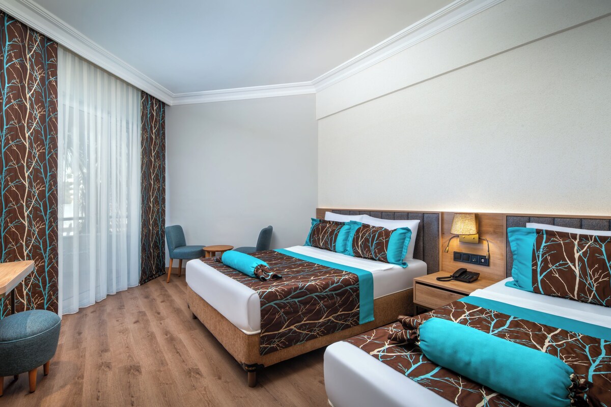 Standard Land View Room | มินิบาร์ฟรี, ตู้นิรภัยในห้องพัก, โต๊ะทำงาน, ผ้าปูที่นอน