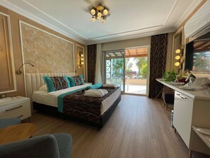 Minibar con artículos gratuitos y caja de seguridad en la habitación 