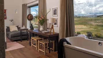 Chambre (Dusk) | Couette en duvet d'oie, minibar, coffres-forts dans les chambres