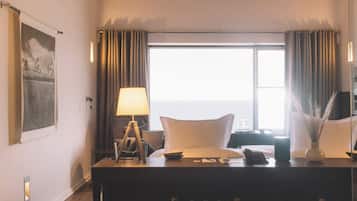 Camera (Dawn) | Copriletto in piuma, minibar, una cassaforte in camera