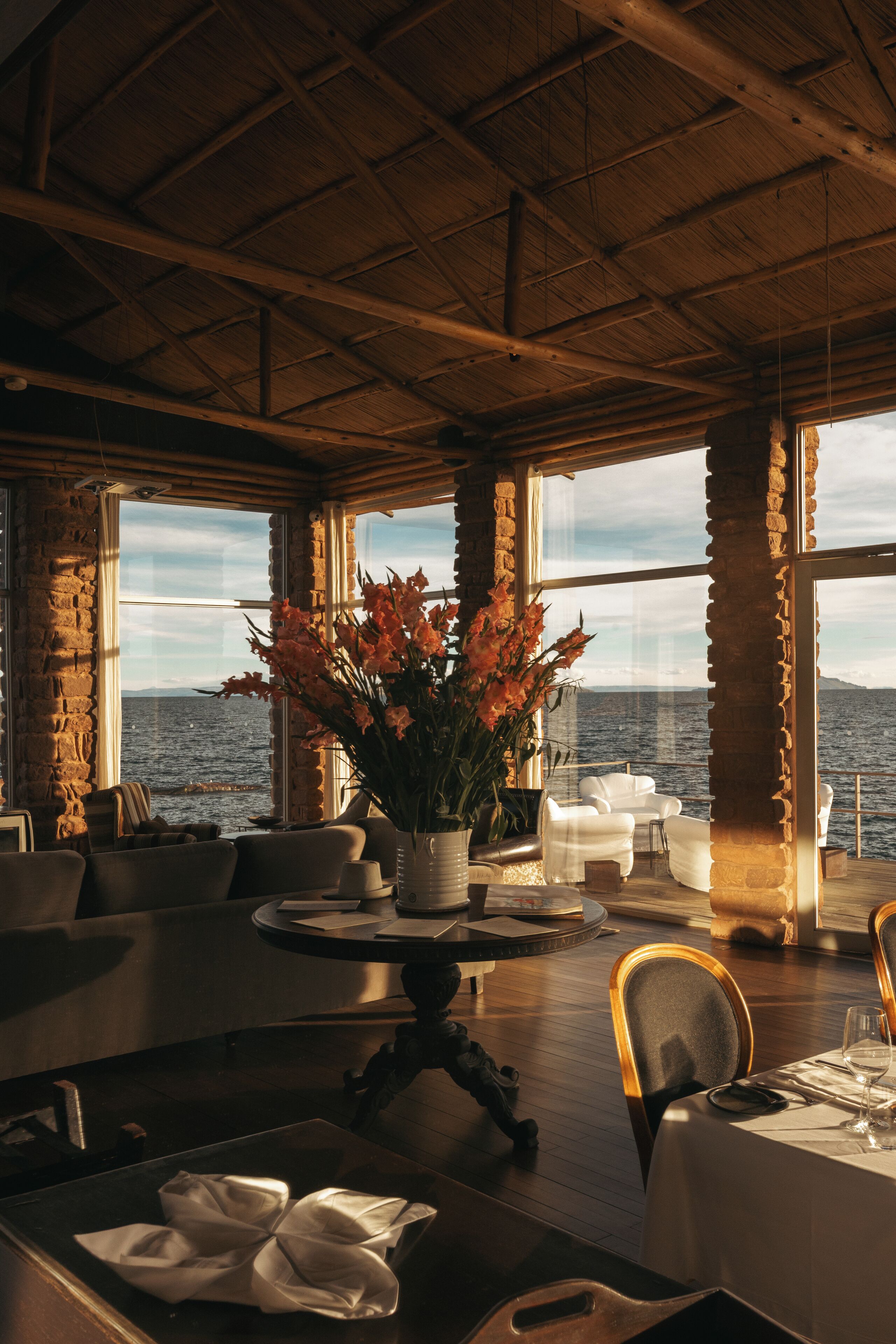 朝食、ランチ、ディナーに営業 (屋外席)