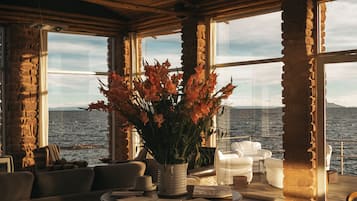 Petit déjeuner et déjeuner servis sur place, restauration en plein air
