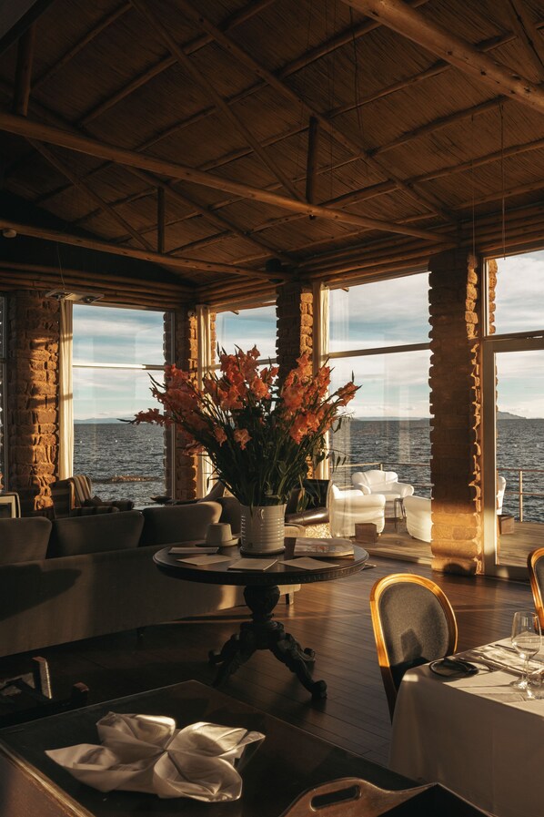 Serveert ontbijt, lunch, diner, openlucht dineren