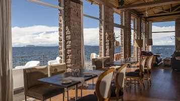 Petit-déjeuner et déjeuner servis sur place, restauration en plein air 