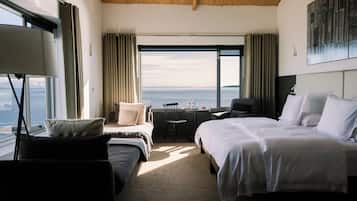 Camera, ad angolo | Copriletto in piuma, minibar, una cassaforte in camera