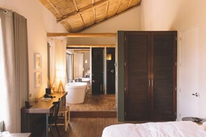 DUSK | Down duvets, minibar, in-room safe, individually decorated - Titilaka by Andean (Platería)