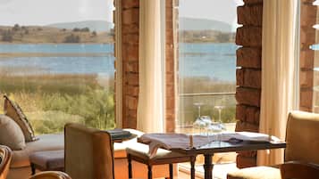 ์์นจ ์์ฌ, ์ ์ฌ ์์ฌ, ์ ๋
์์ฌ ์ ๊ณต, ์ผ์ธ์์ ์์ฌ