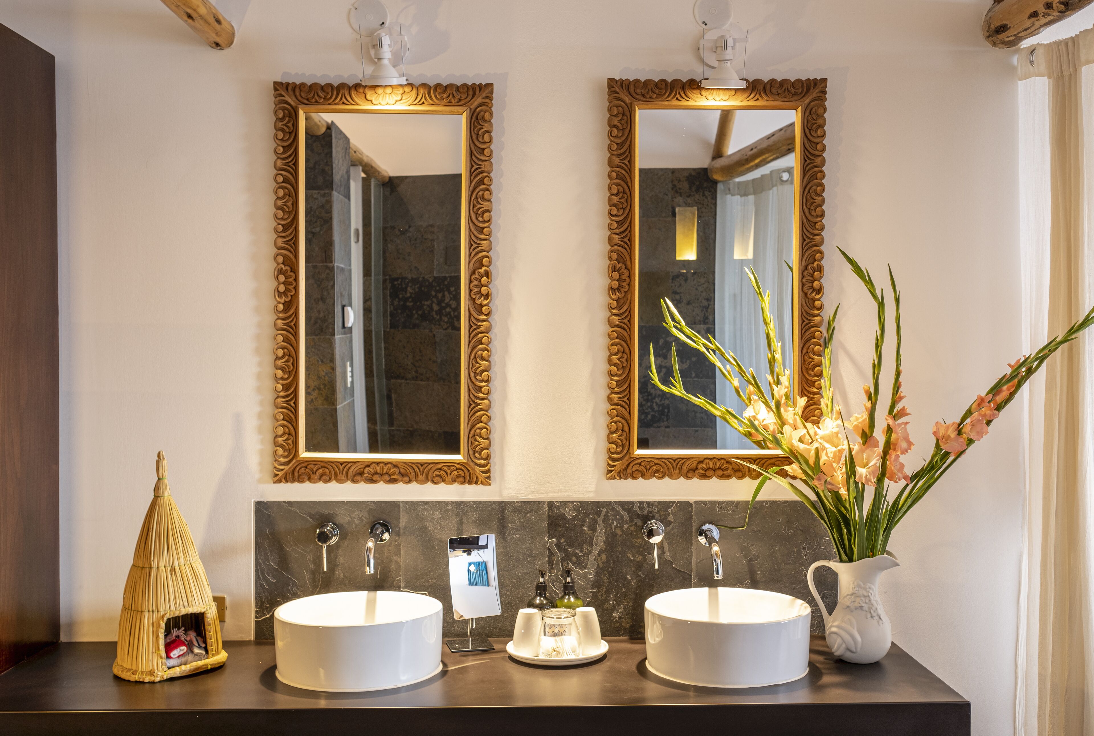 standard room | down duvets, minibar, in-room safe, desk