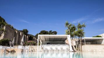 Piscina externa, espreguiçadeiras