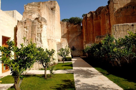 Garden. Cave Bianche Hotel