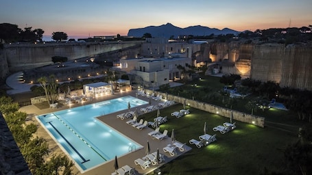 Outdoor pool, sun loungers. Cave Bianche Hotel