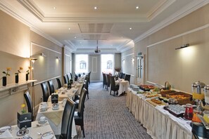 S'hi serveixen esmorzars, dinars i sopars