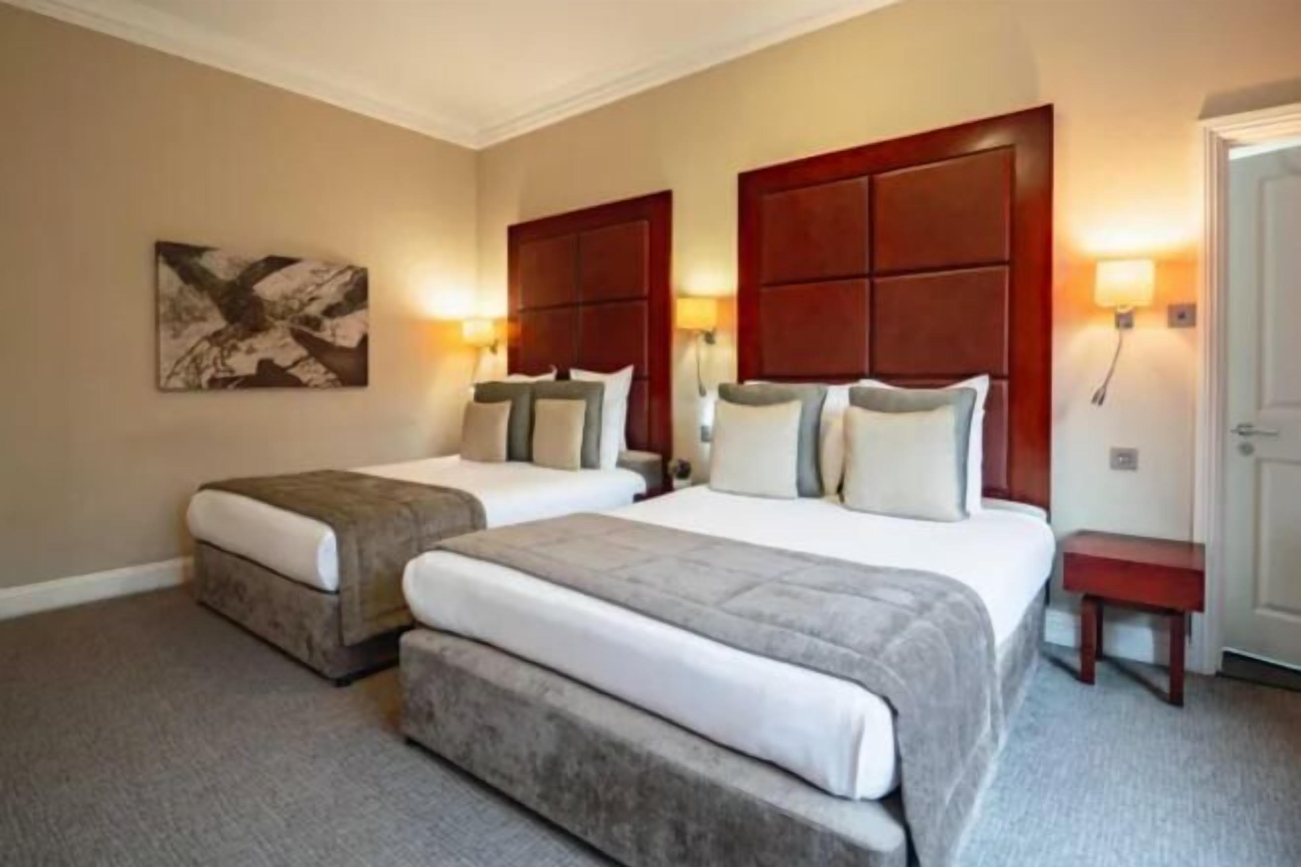 Ropa de cama de alta calidad y caja de seguridad en la habitación 