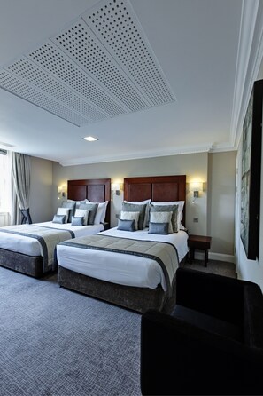 Triple Room | Premium bedding, in-room safe, desk, laptop workspace - Grange Beauchamp (London)