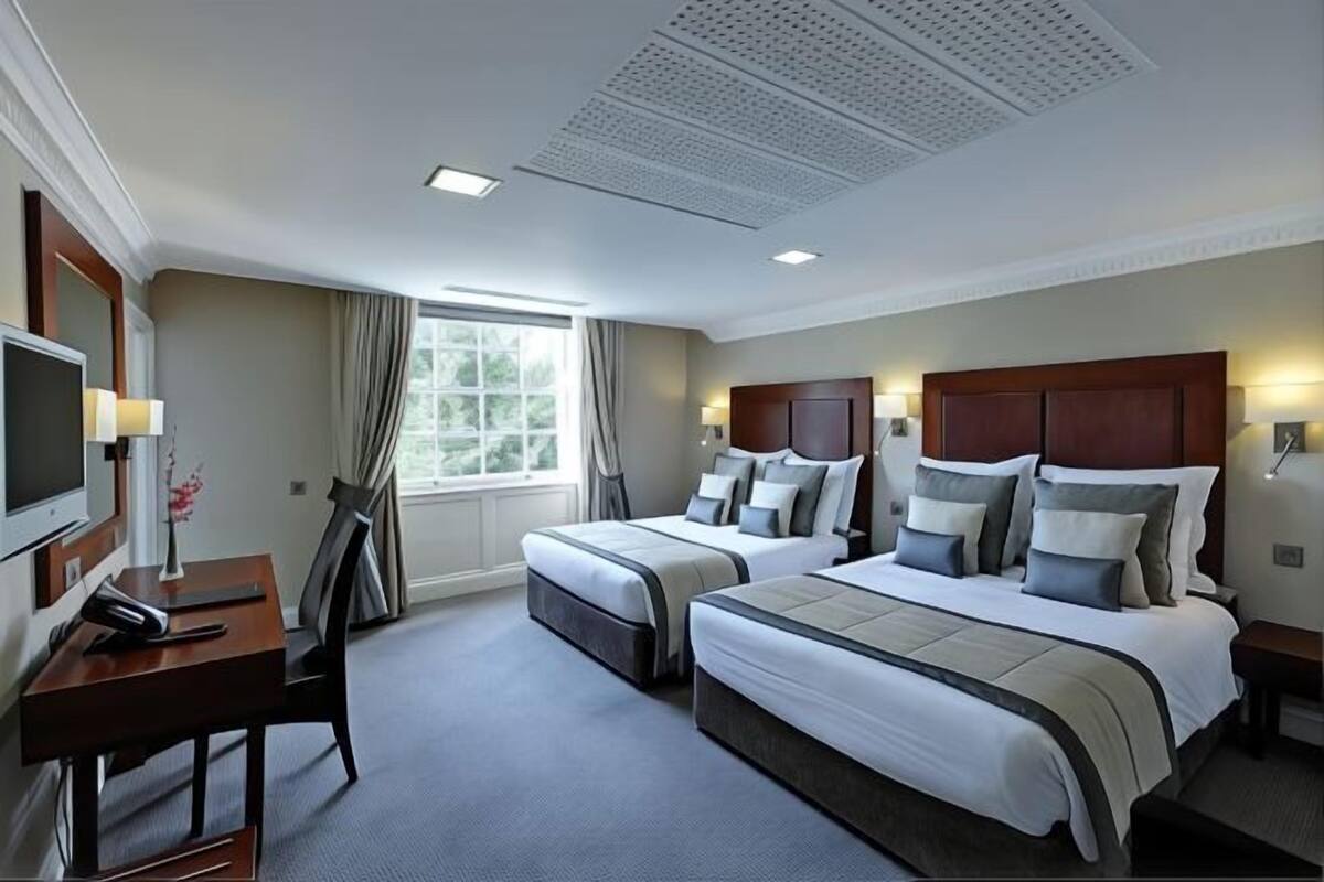 Premium bedding, in-room safe, desk, laptop workspace