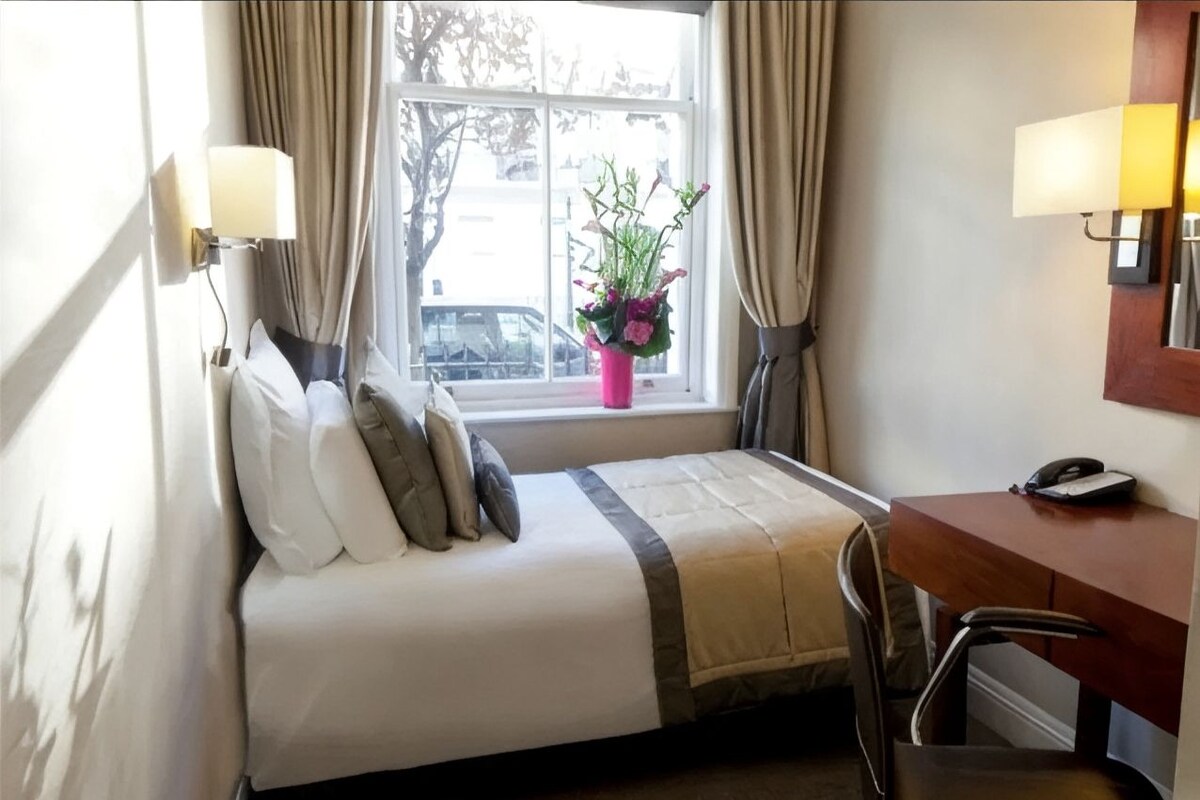 Premium bedding, in-room safe, desk, laptop workspace