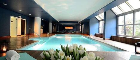 屋内プール、営業時間 7:00 ~ 22:00、サンラウンジャー