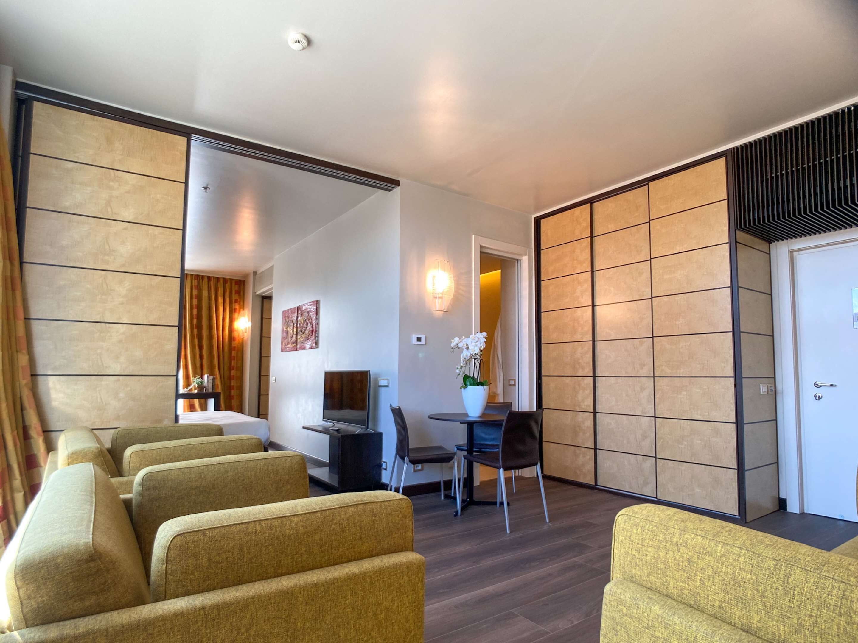 Suite familiare, 1 letto king | Copriletto in piuma, minibar, cassaforte in camera, una scrivania