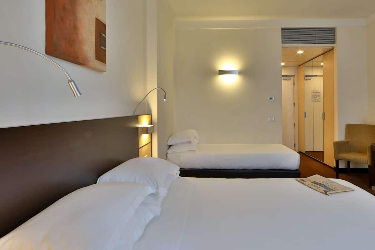 standard triple room, 3 single beds | down duvets, minibar, in-room safe, desk