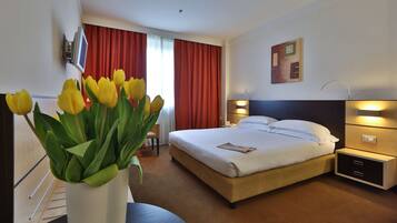 Suite familiare, 1 letto king | Copriletto in piuma, minibar, cassaforte in camera, una scrivania