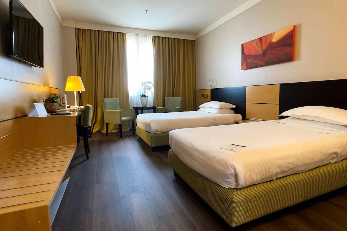 comfort room, 2 single beds | down duvets, minibar, in-room safe, desk