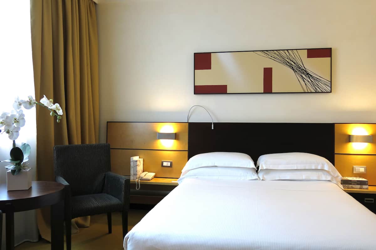 Comfort-rum - 1 kingsize-säng | Duntäcken, minibar, värdeförvaringsskåp på rummet och skrivbord