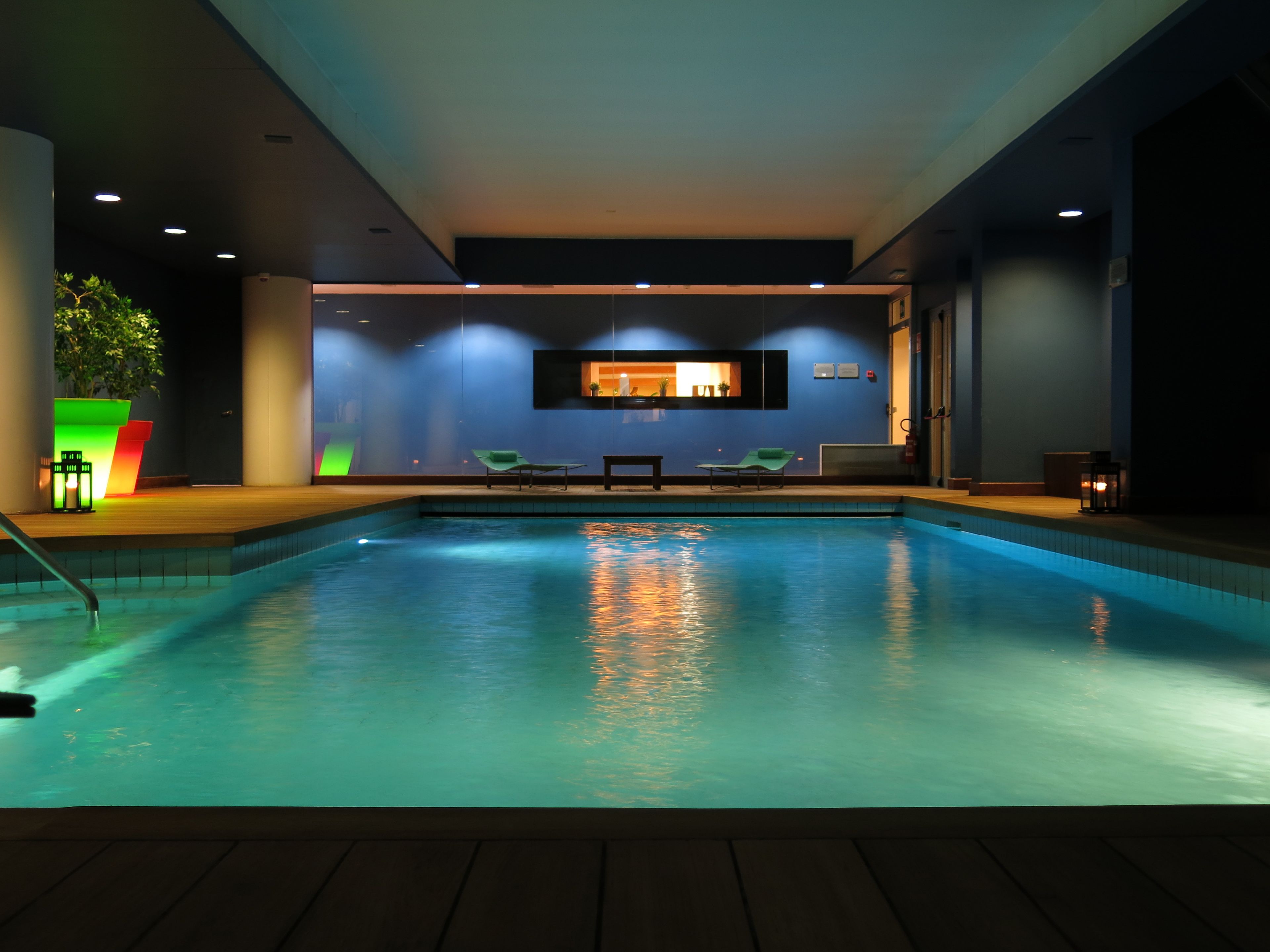 Innendørsbasseng og solsenger