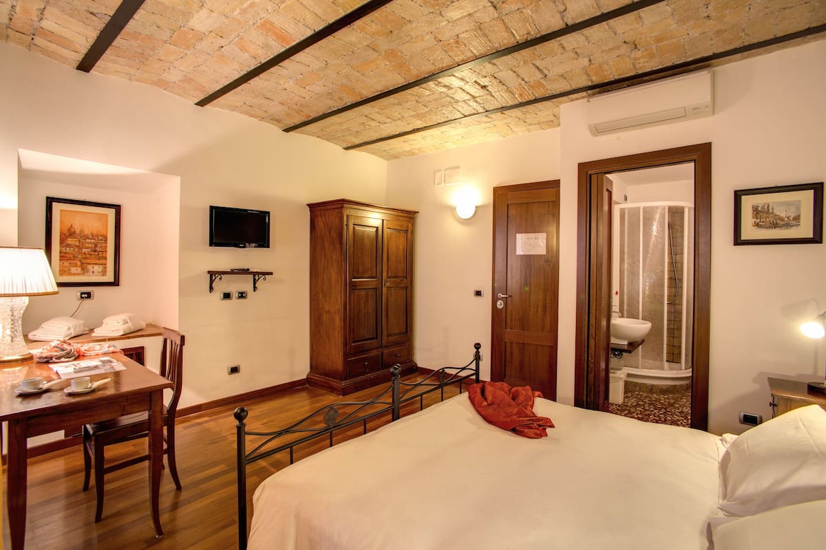Habitació superior, vistes a la ciutat | Roba de llit hipoal·lergògena, minibar i caixa forta a l'habitació