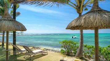 En la playa, camastros y snorkel