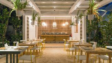 2 restaurantes, se sirven desayunos, comidas, cenas y cocina local