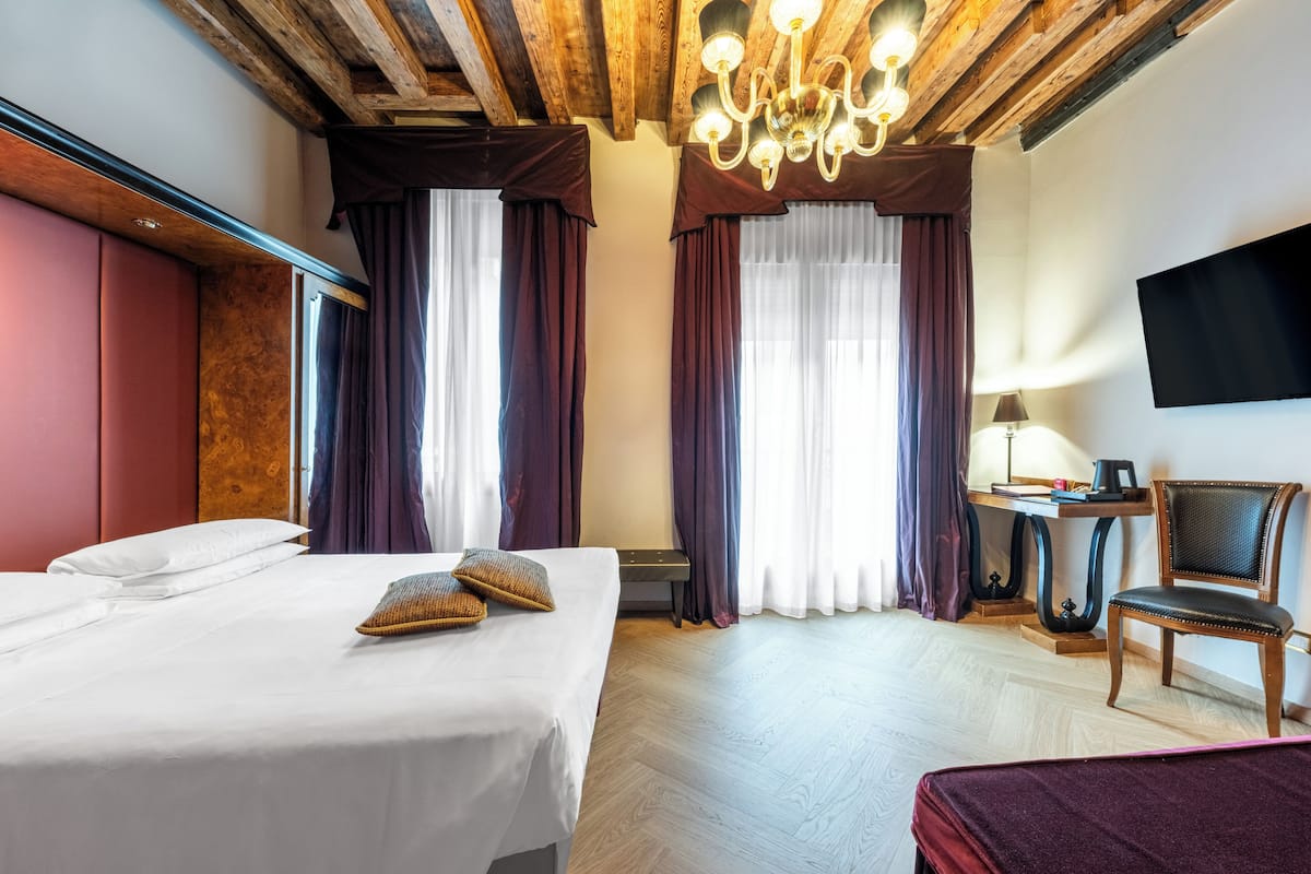 In-room safe, desk, free WiFi, bed sheets