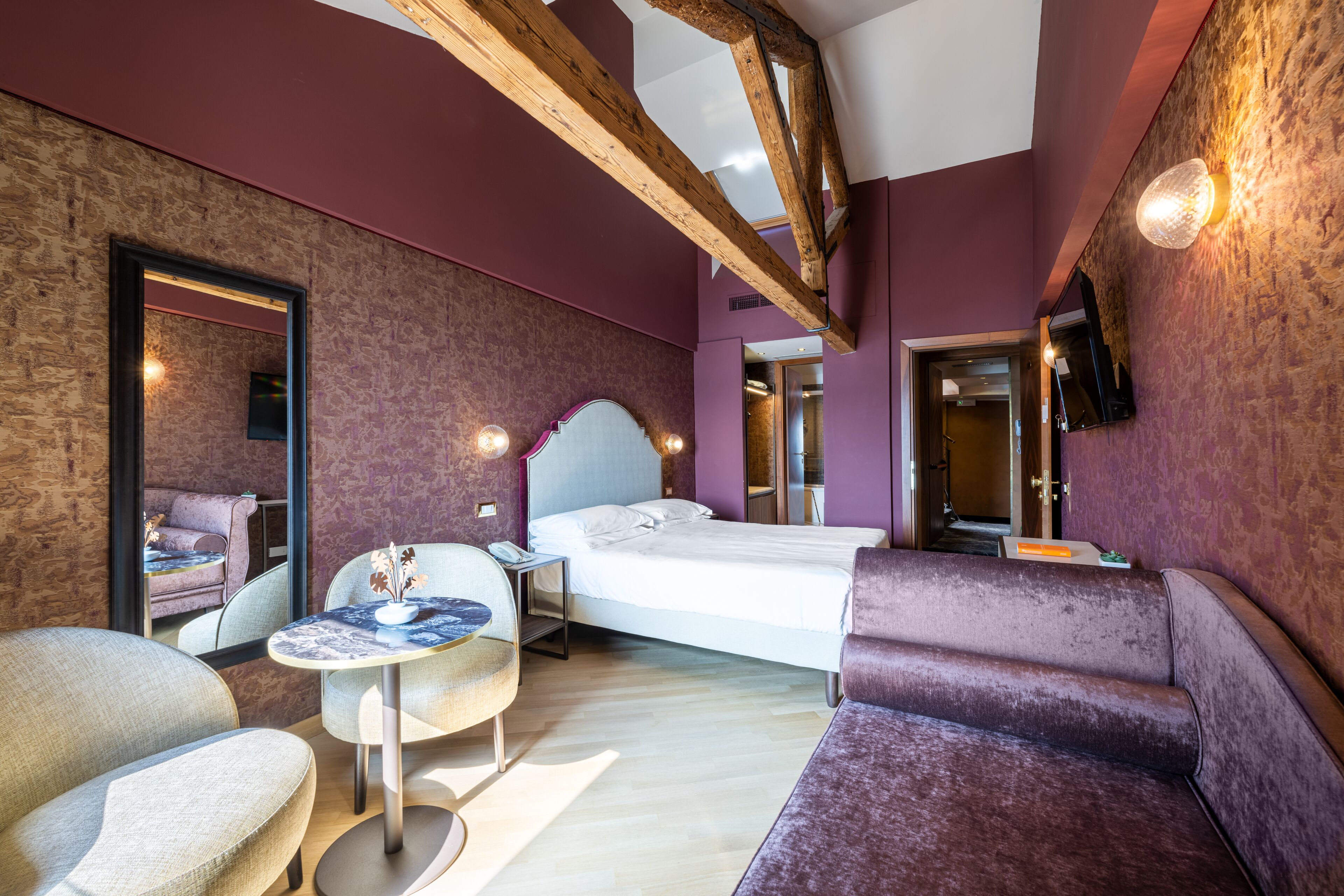 deluxe room | in-room safe, desk, free wifi, bed sheets