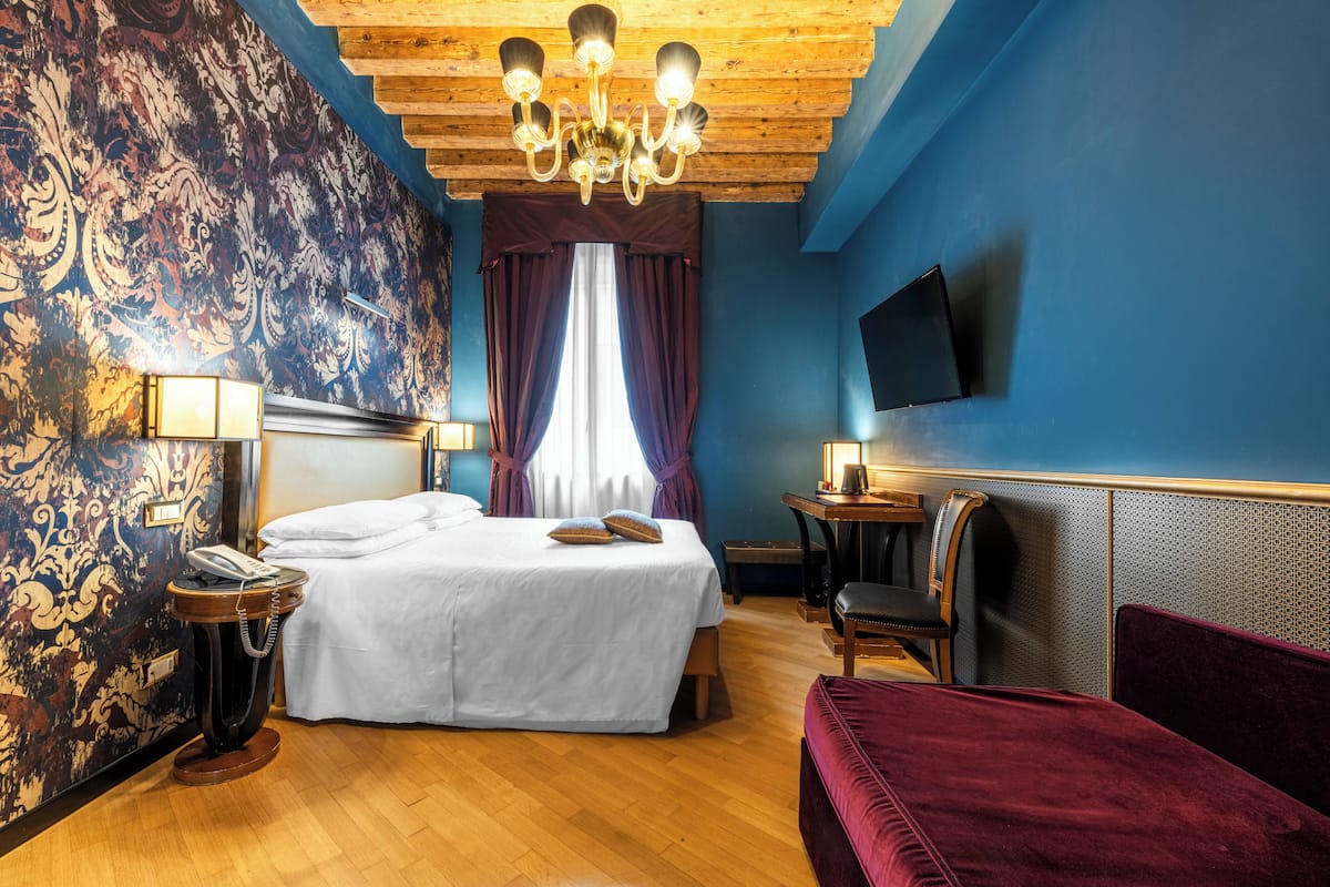 In-room safe, desk, free WiFi, bed sheets