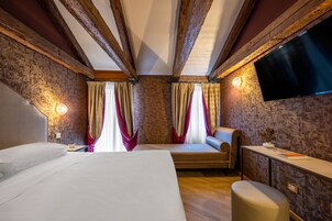 Quarto triplo superior | Cofres nos quartos, escrivaninha, Wi-Fi de cortesia, roupa de cama