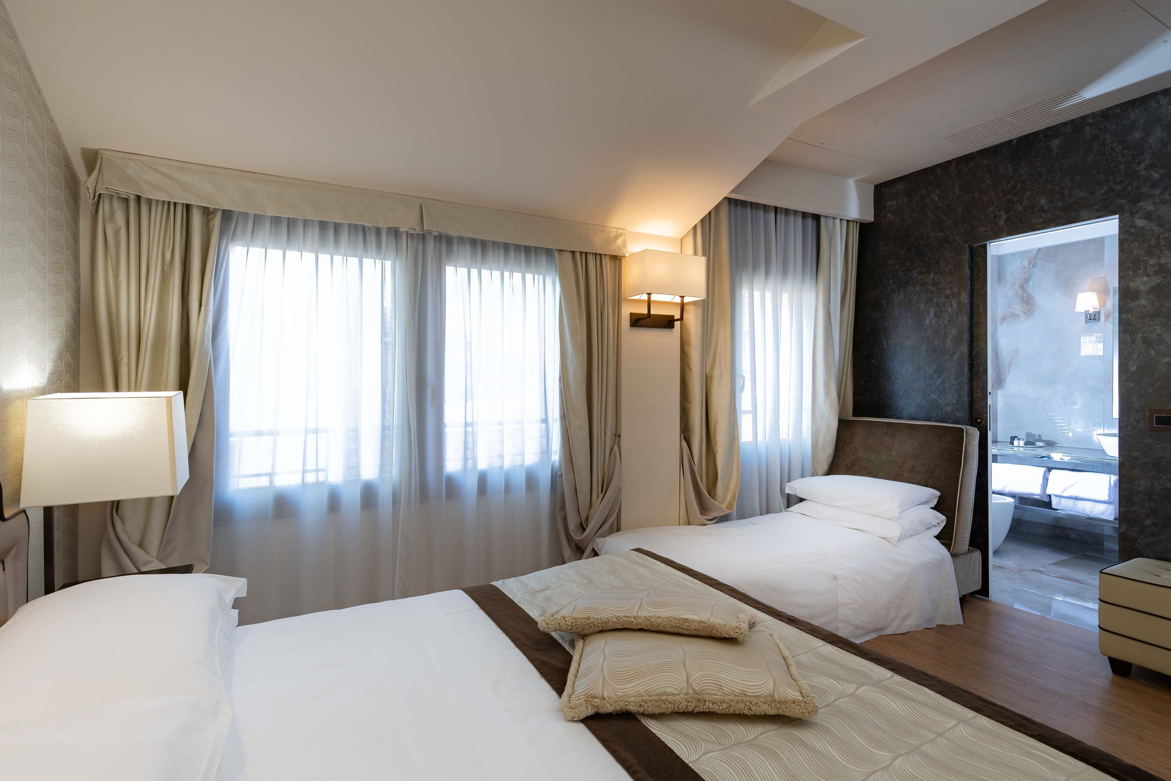 Peti besi dalam bilik, meja, Wi-fi percuma, cadar katil 