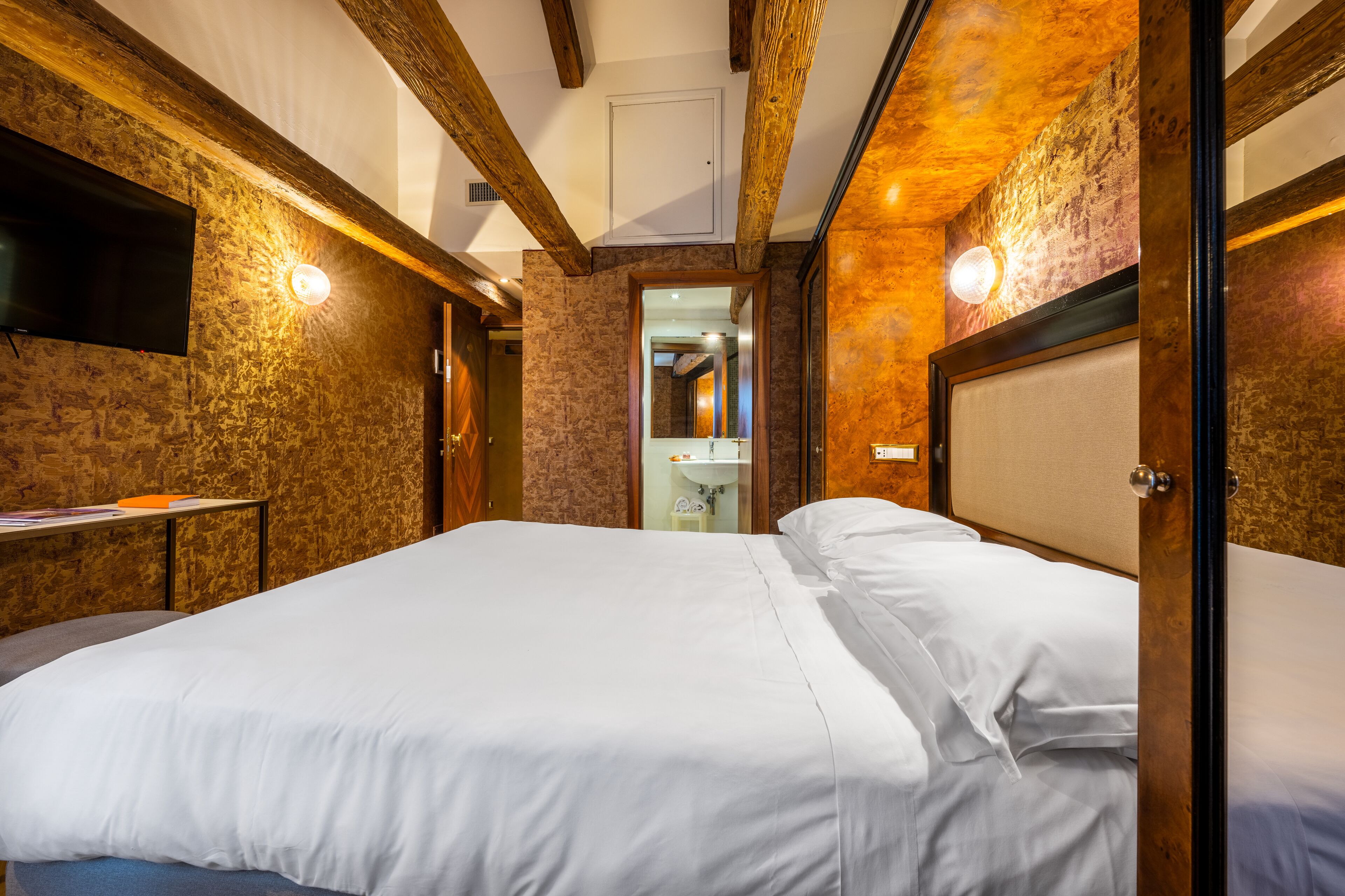 superior double room | in-room safe, desk, free wifi, bed sheets